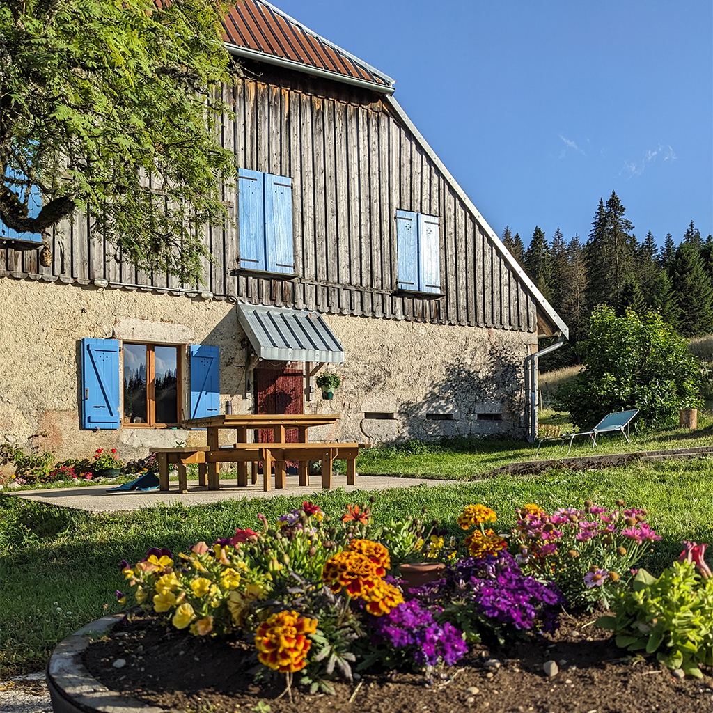 la-batie-dessous-gite-location-salle-reception-mouthe-doubs-jura-ferme-alpage-terrasse-1600x1600-1