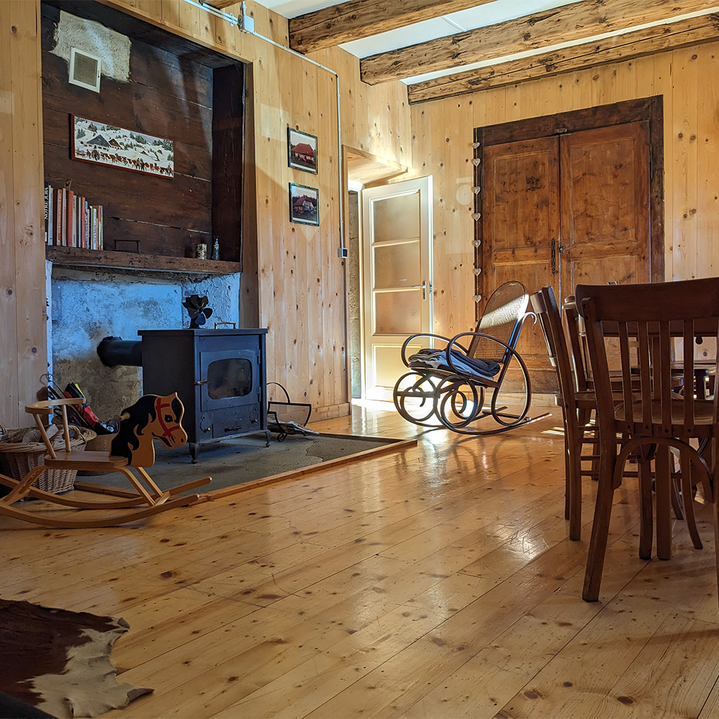 la-batie-dessous-gite-location-mouthe-doubs-jura-ferme-alpage-salon-1