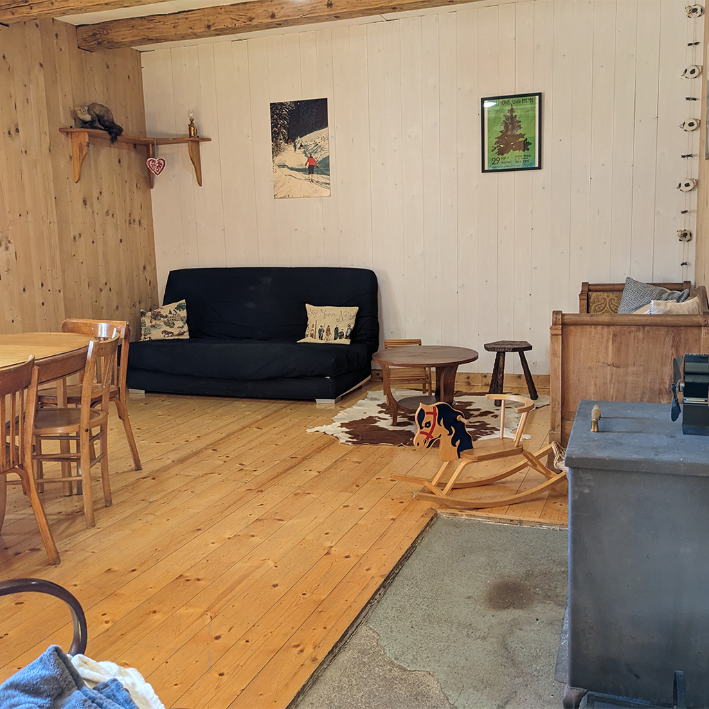 la-batie-dessous-gite-location-mouthe-doubs-jura-ferme-alpage-salon-3