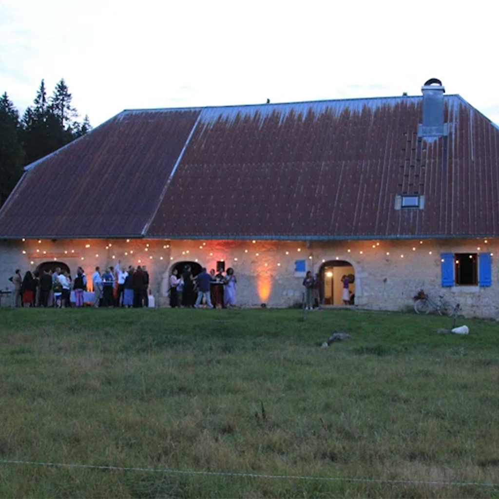 la-batie-dessous-gite-location-salle-reception-mouthe-doubs-jura-ferme-alpage-salle-9